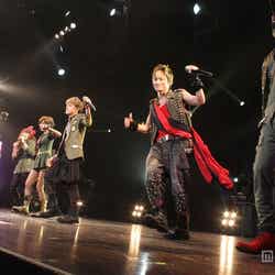 “8人目のメンバー”タマちゃんと共にパフォーマンスを披露するAAA