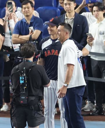 「大谷パス」発動w 盟友を規制グラウンドに招き抱擁→WBC公式も採用 「強すぎるw」「どこで発券してるのw」「なんか凄いパワーワード」