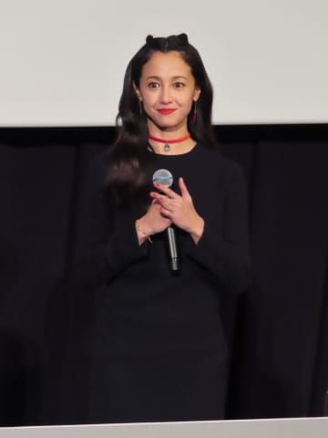 沢尻エリカ 背中が大きく開いたワンピースの“デビルコーデ” 共演者もため息「かわいすぎる」