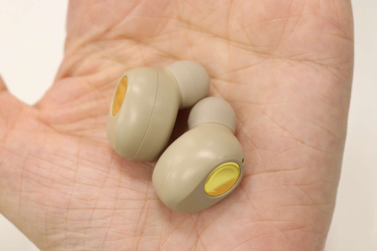 完全ワイヤレスイヤホン（ベージュ×ゴールドカラー）　イヤホンデザイン