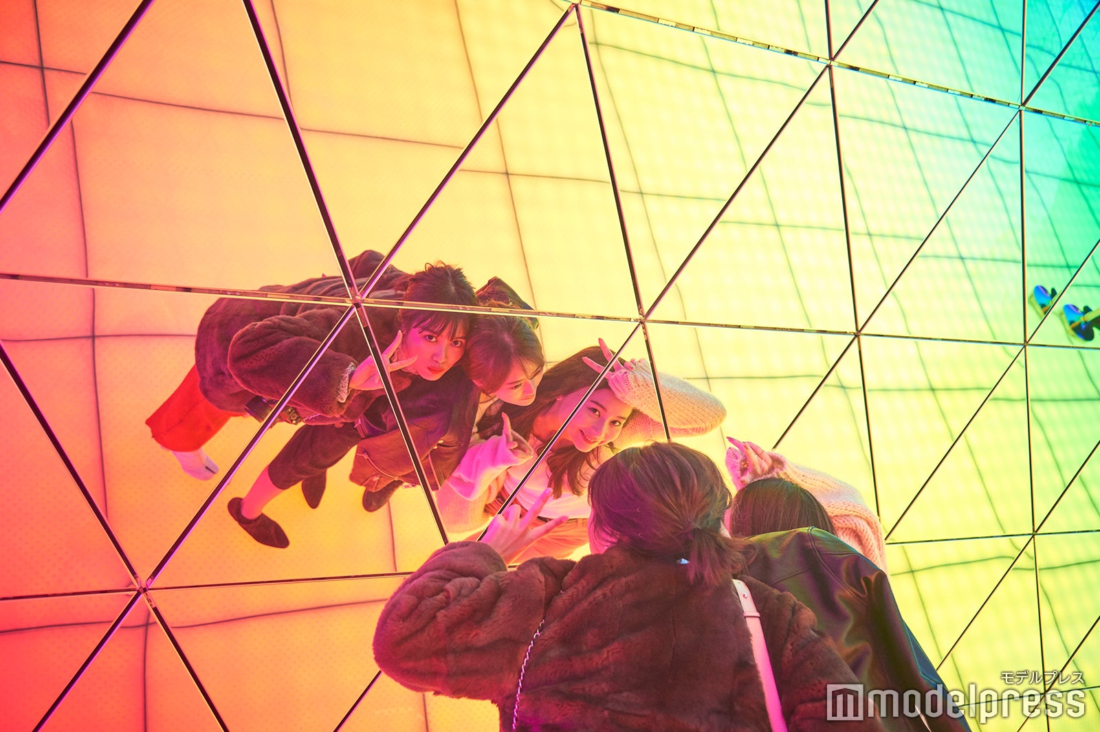 七色空間でフォトジェニックな一枚を（C）モデルプレス