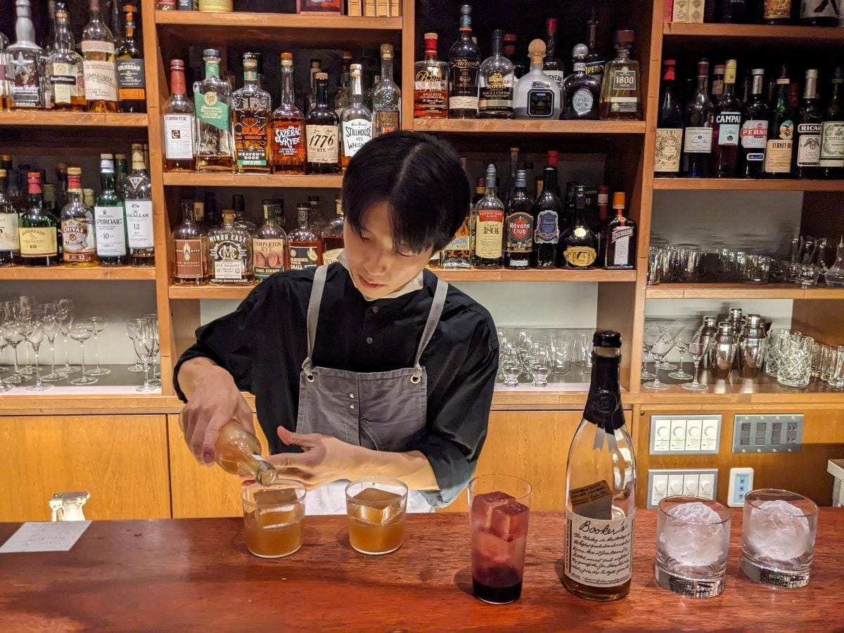 ブリッジバーは地元のお客様も多い(富山県射水市)