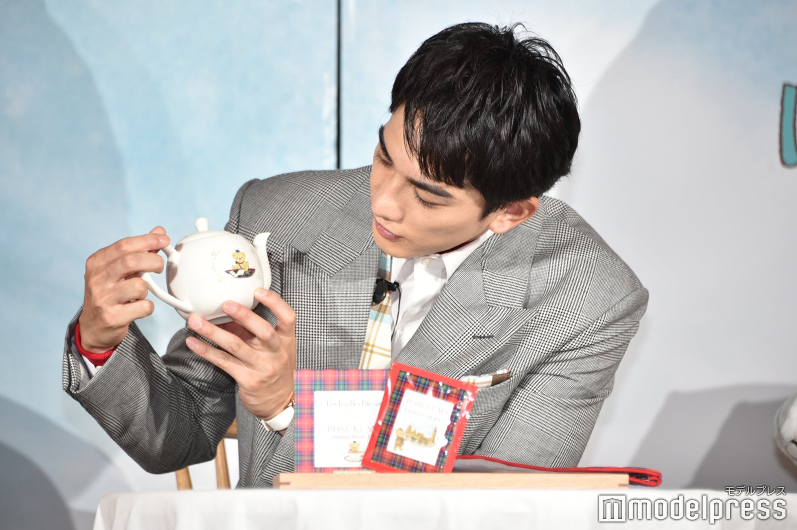 ティーポットのぽすくまを見つけた町田啓太（C）モデルプレス