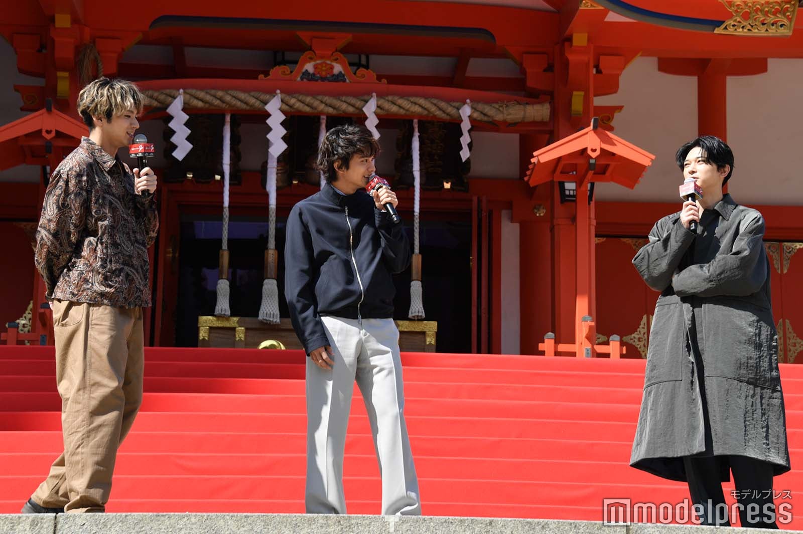 ちょける吉沢亮（右）にツッコむ山田裕貴（左）、北村匠海（中央） （C）モデルプレス