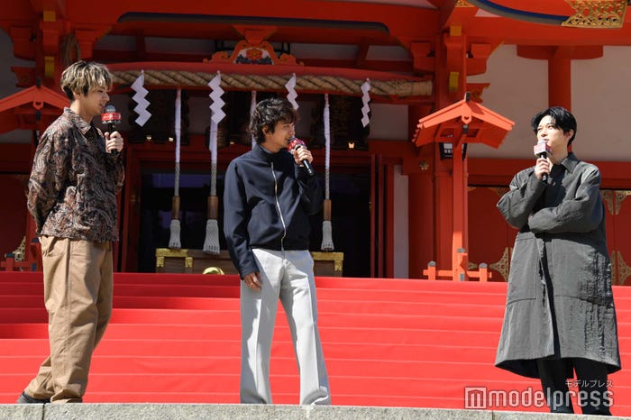 ちょける吉沢亮(右)にツッコむ山田裕貴(左)、北村匠海(中央) (C)モデルプレス