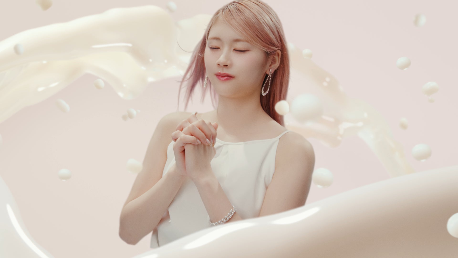 ME:I／新CM「特濃ワンダーランド 特濃ミルク」篇より（提供写真）