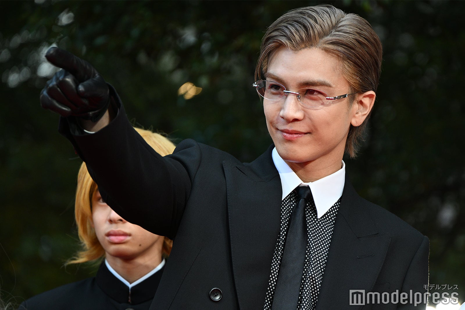 三代目JSB岩田剛典、リムレスメガネ×スーツでクールな色気放つ【第38回