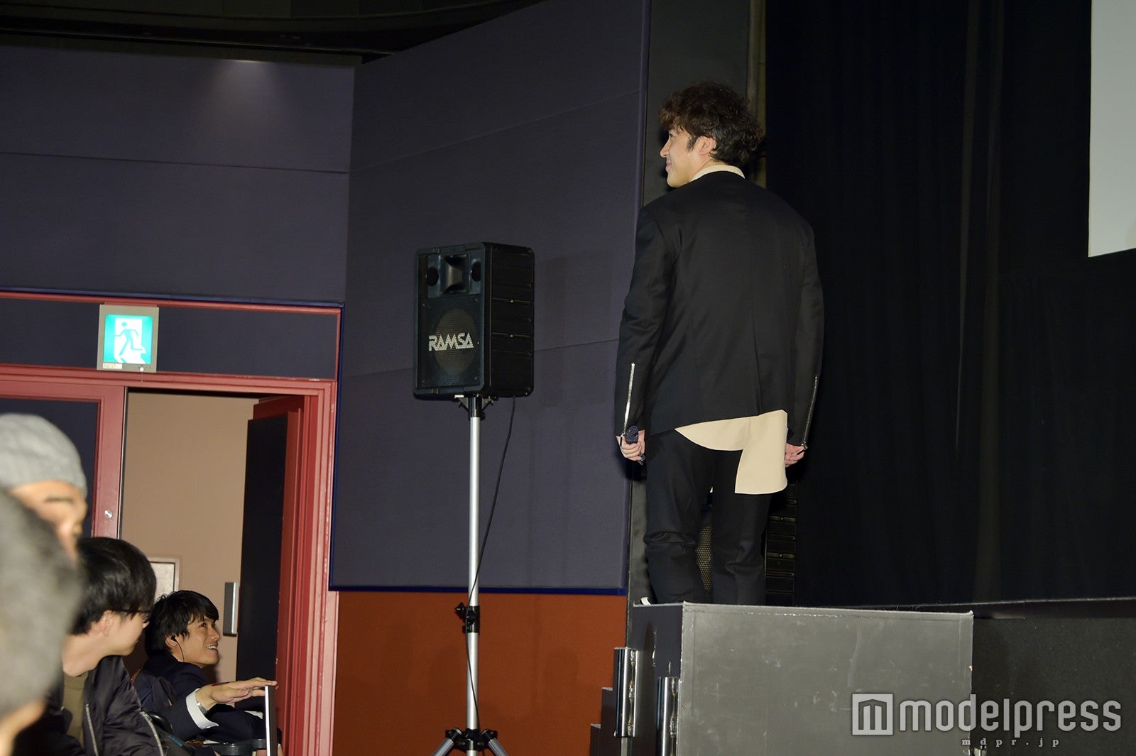 なかなか立ち去らないムロツヨシ（C）モデルプレス