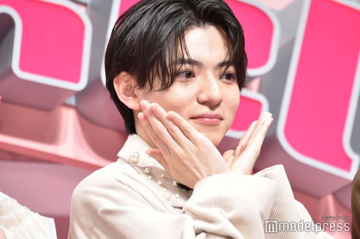 あざといポーズというリクエストに応える西村拓哉(C)モデルプレス