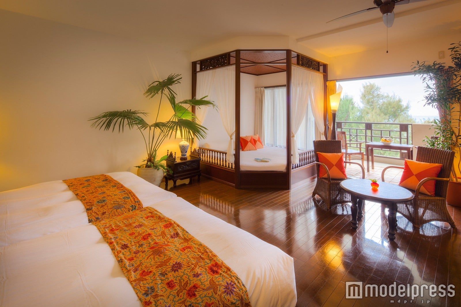 窓辺にくつろぎのディベッドを設えた客室／画像提供：ユニマットプレシャス リゾート事業