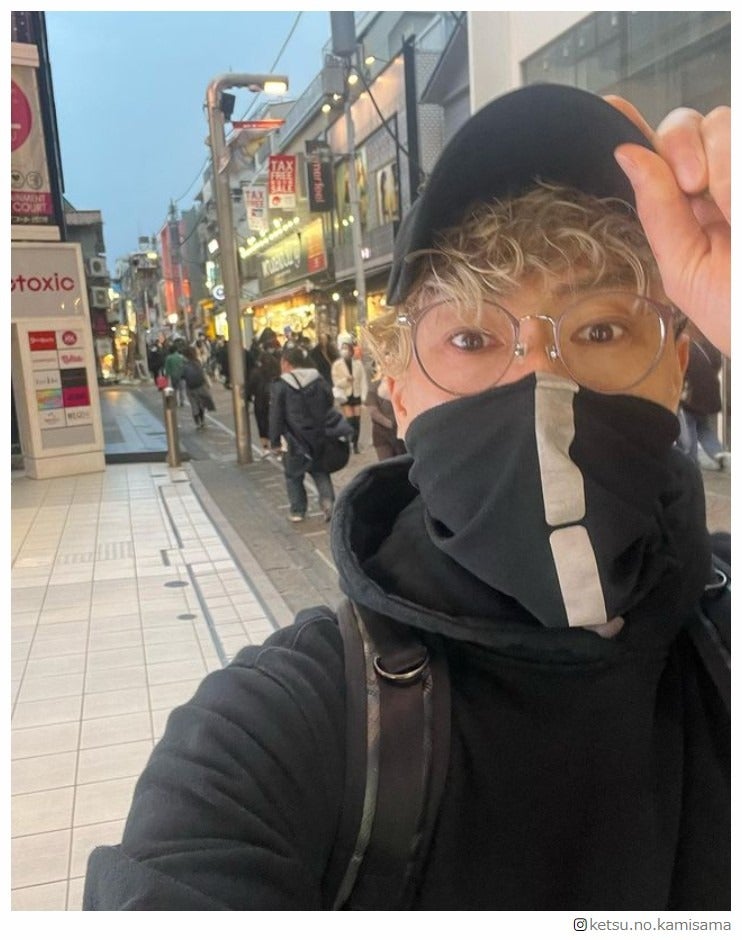 ゴールデンボンバー樽美酒研二、メガネ姿のプライベートショット公開「カッコよすぎる」「髪くるくるで可愛い」の声