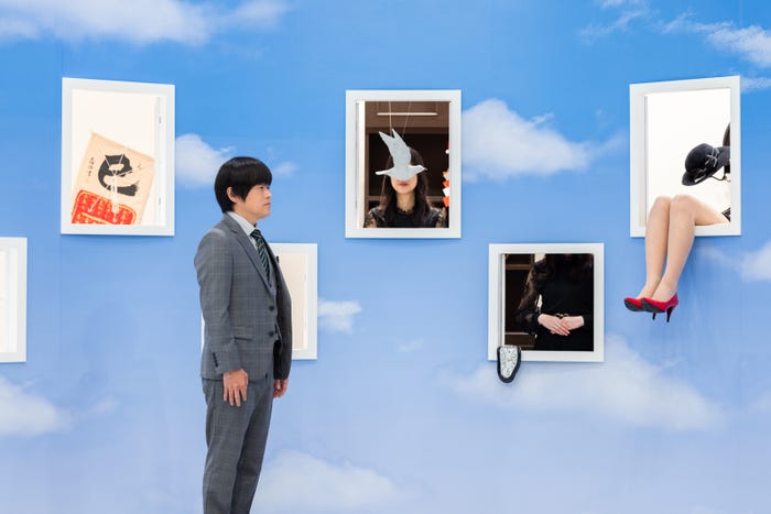 バカリズム、斉藤由貴が演じる“顔を一切見せない謎の女性”「ノンレムの窓 2025・新春」(C)日本テレビ