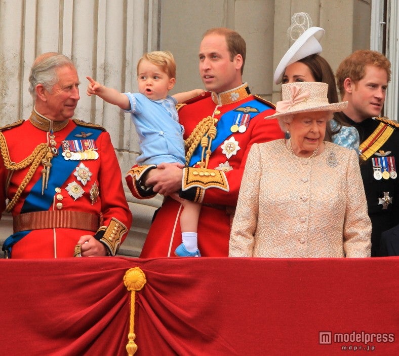 ジョージ王子、バッキンガム宮殿のバルコニーに初登場