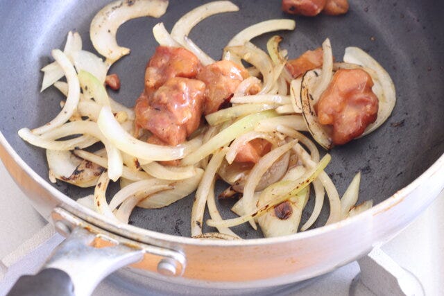 玉ねぎが柔らかくなったら焼きとり缶を入れ全体をさっと混ぜる。