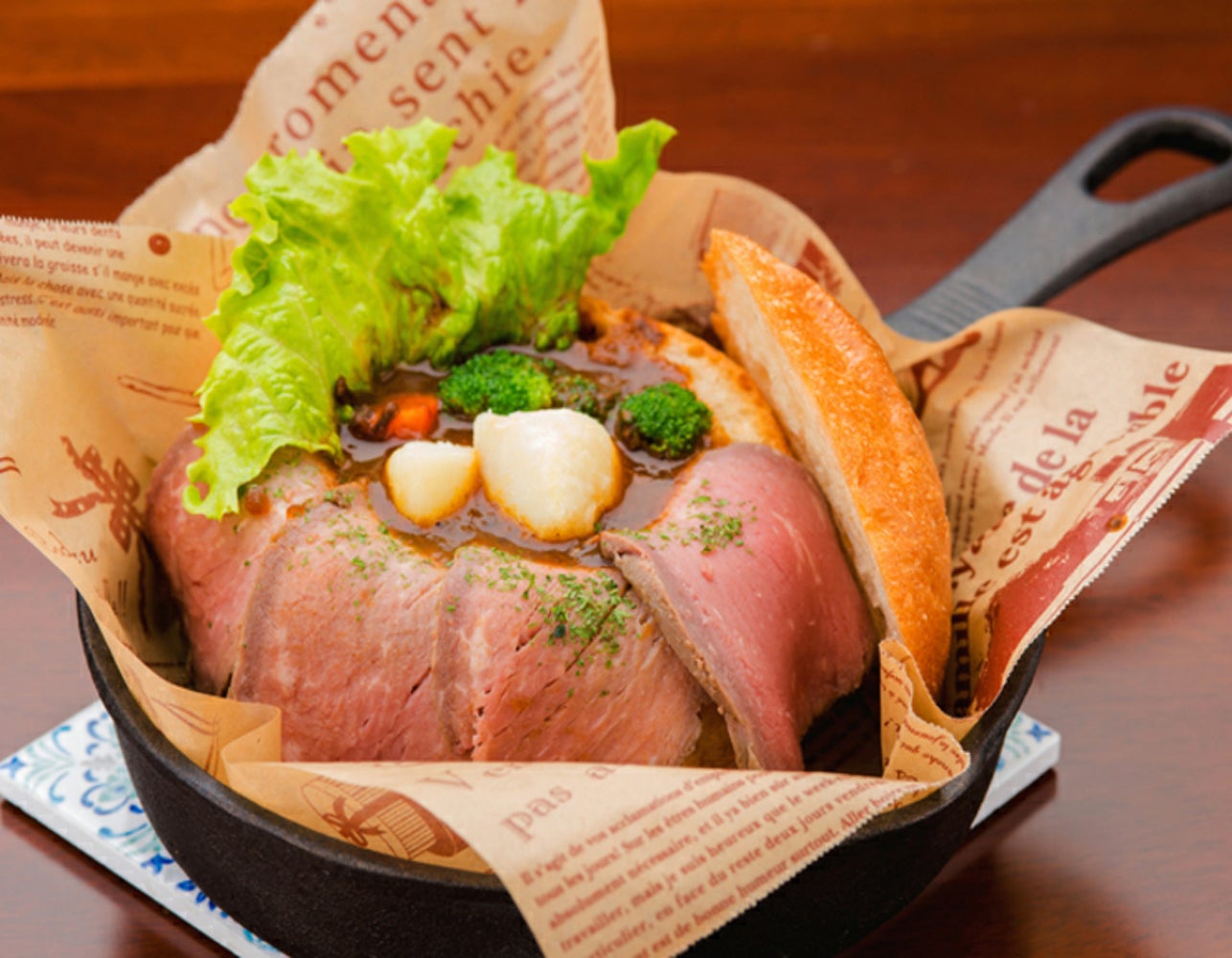 丸ごとパンのローストビーフシチュー／画像提供：株式会社 横浜赤レンガ