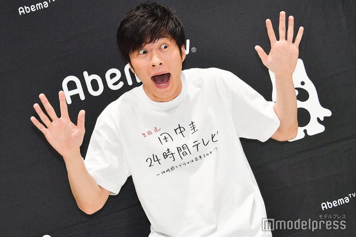 「受けなきゃ良かった…」/フォトセッションでも表情豊かに対応してくれる田中圭(C)モデルプレス