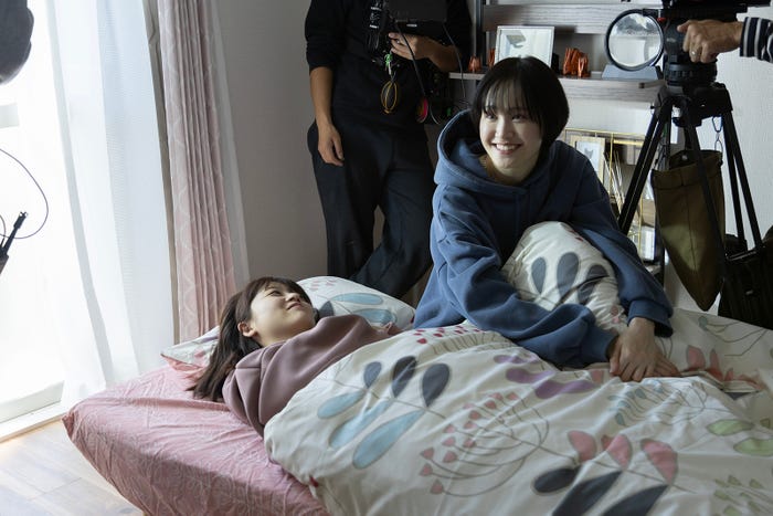 尾碕真花、工藤美桜「コールミー・バイ・ノーネーム」オフショット(提供写真)