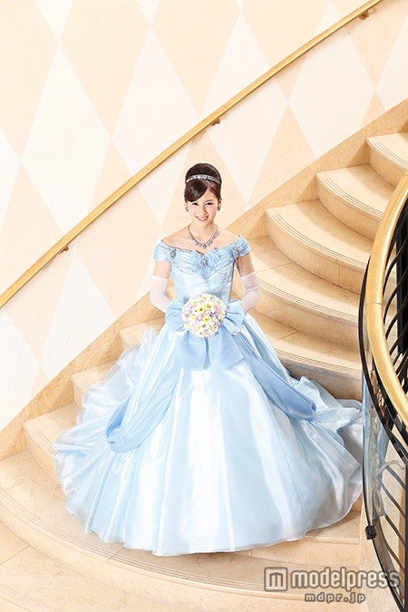 シンデレラをイメージしたドレス（C）Disney