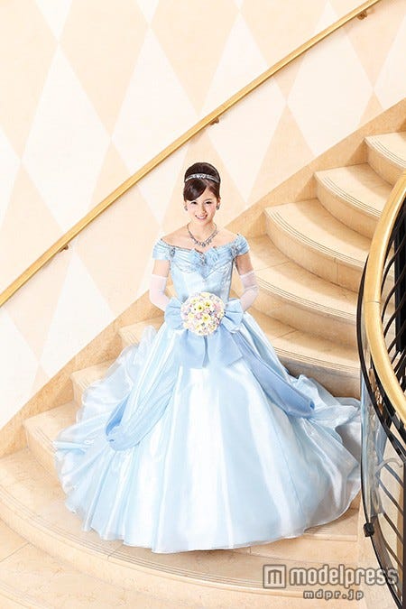 シンデレラをイメージしたドレス(C)Disney
