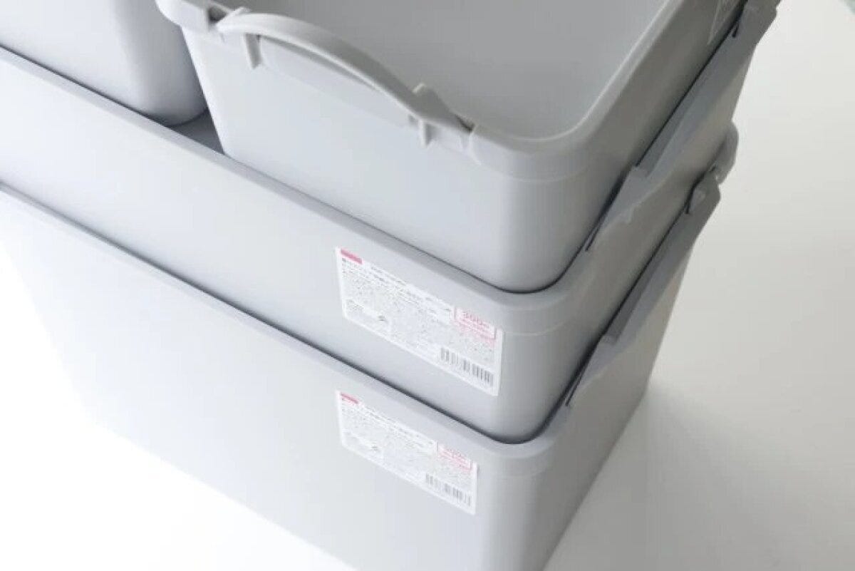 グレーの蓋付スクエア収納ボックスが2つスタッキングされている
