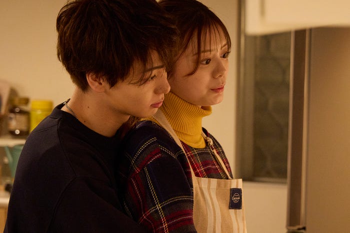 太田駿静、紺野彩夏「復讐カレシ~溺愛社長の顔にはウラがある~」第1話(C)「復讐カレシ~溺愛社長の顔にはウラがある~」製作委員会・MBS