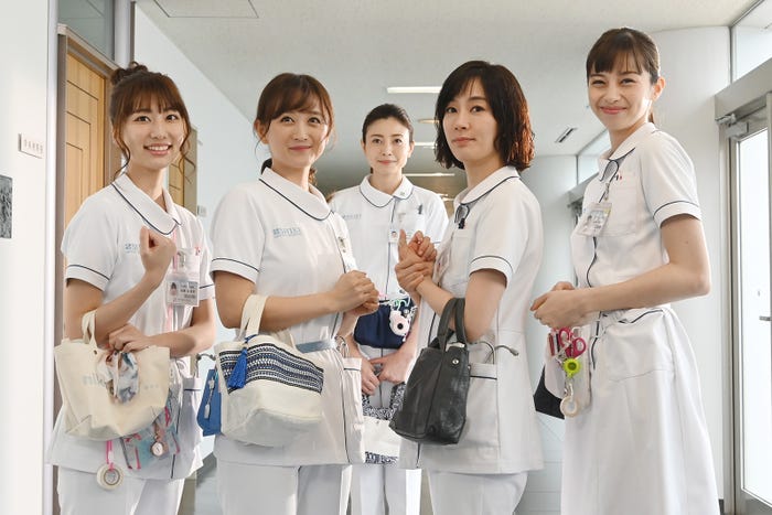 山崎萌香、小松彩夏、片瀬那奈、水川あさみ、中条あやみ(C)日本テレビ