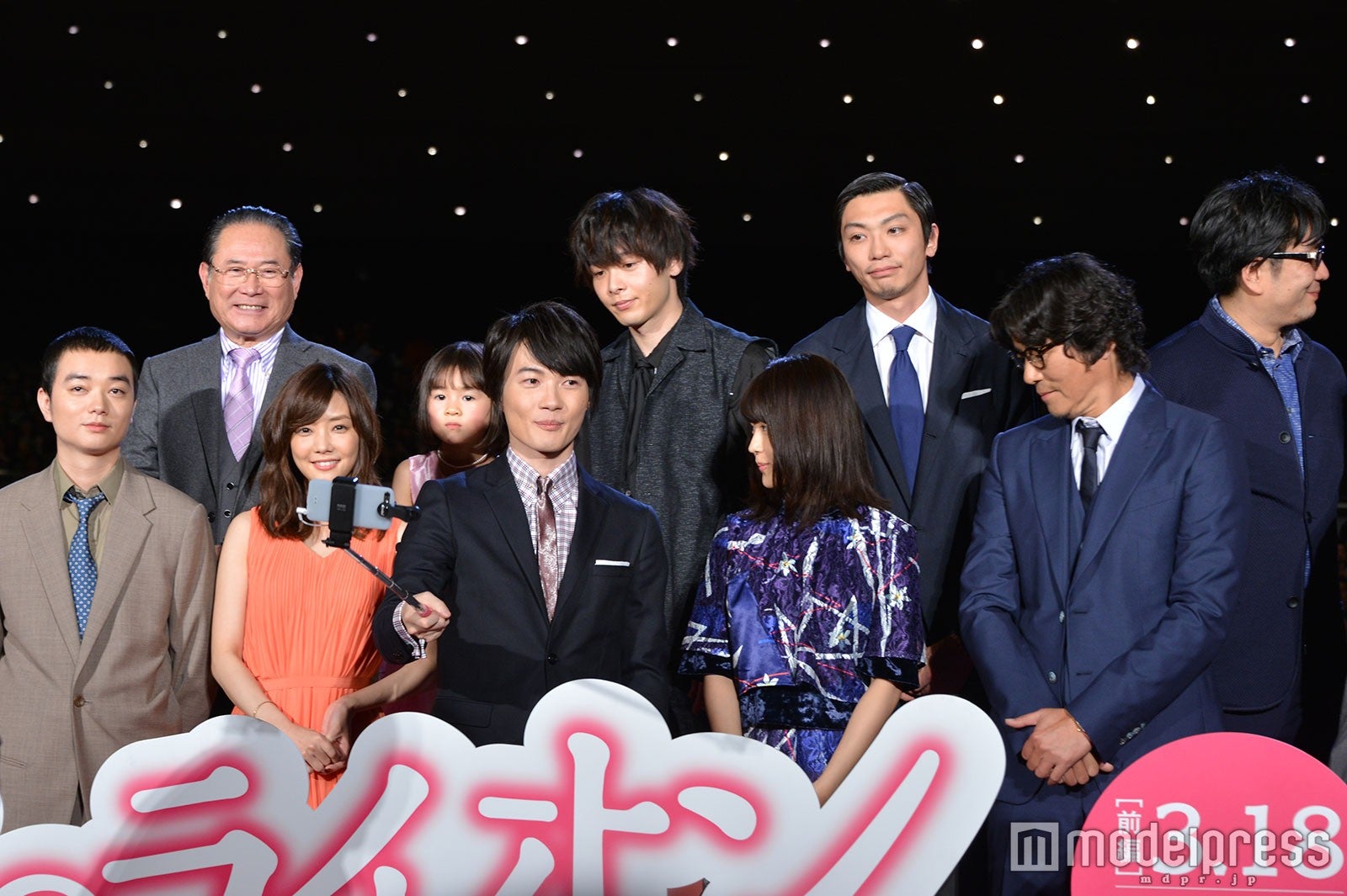 自撮りに挑戦するシーンも （C）モデルプレス