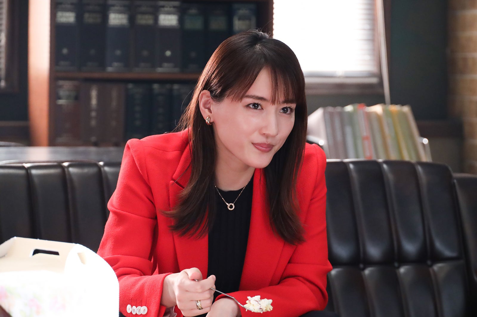 綾瀬はるか／「元彼の遺言状」第11話より（C）フジテレビ