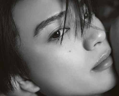 話題の若手俳優・岩瀬洋志、雪景色の中佇む1st写真集表紙解禁 未公開カットも【LYRE】