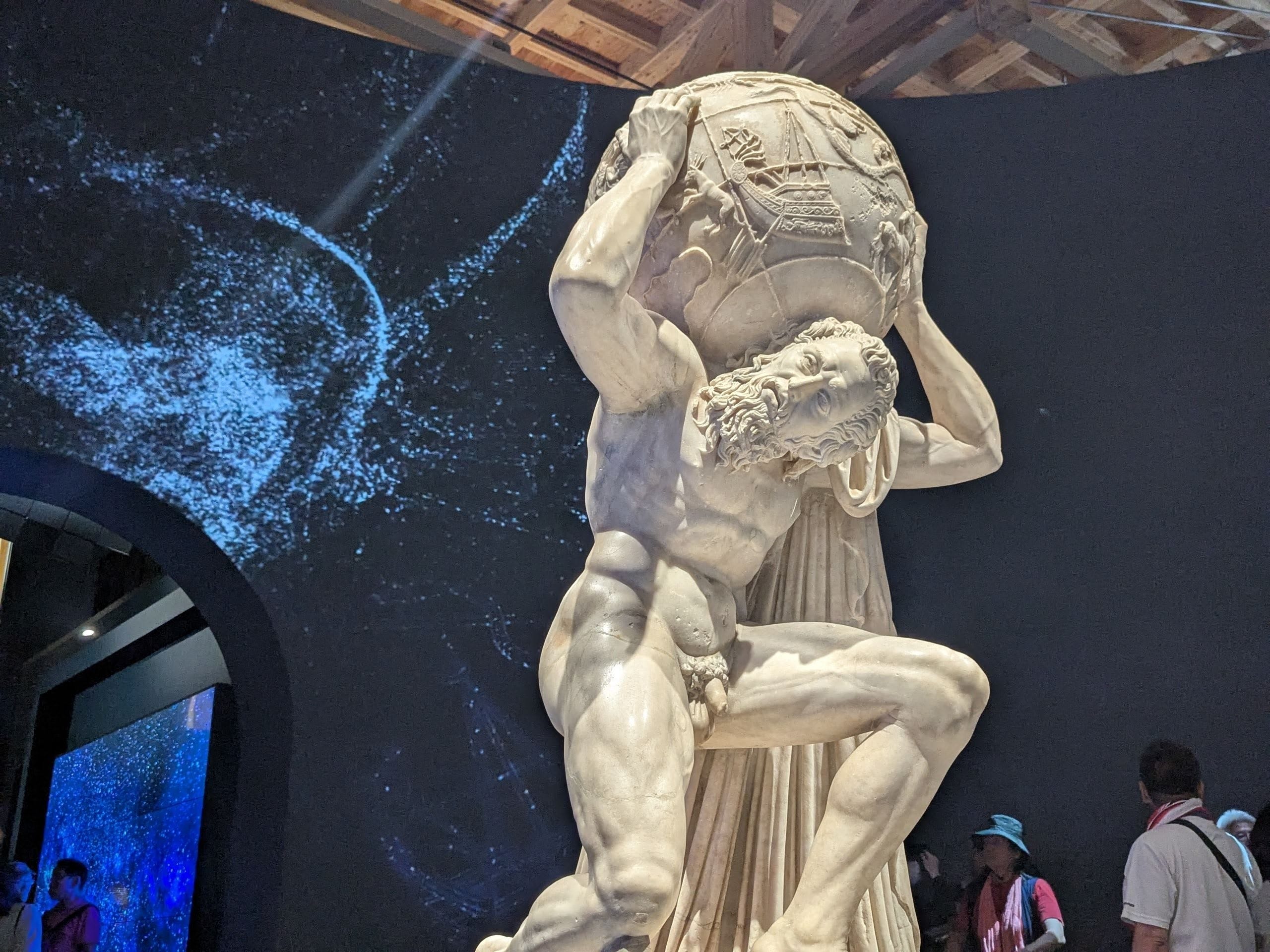 イタリア館の国宝級の展示「ファルネーゼのアトラス」。360度どこから眺めてもため息がでる精巧さ＜span