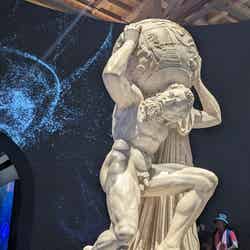 イタリア館の国宝級の展示「ファルネーゼのアトラス」。360度どこから眺めてもため息がでる精巧さ<span style=