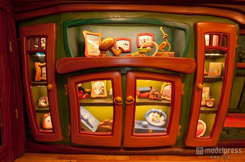 書斎にあるキャビネット（C）Disney