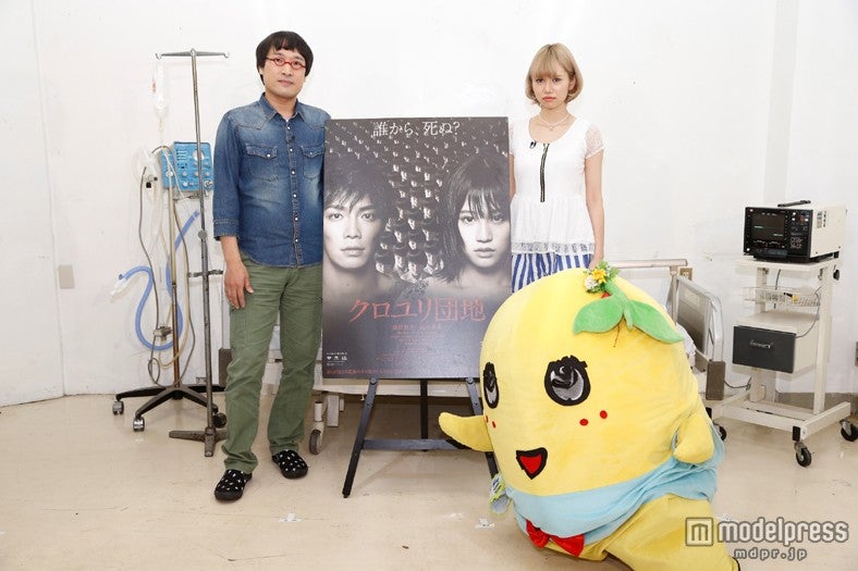 （左から）山里亮太、水沢アリー（右手前）ふなっしー