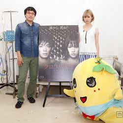 (左から)山里亮太、水沢アリー(右手前)ふなっしー