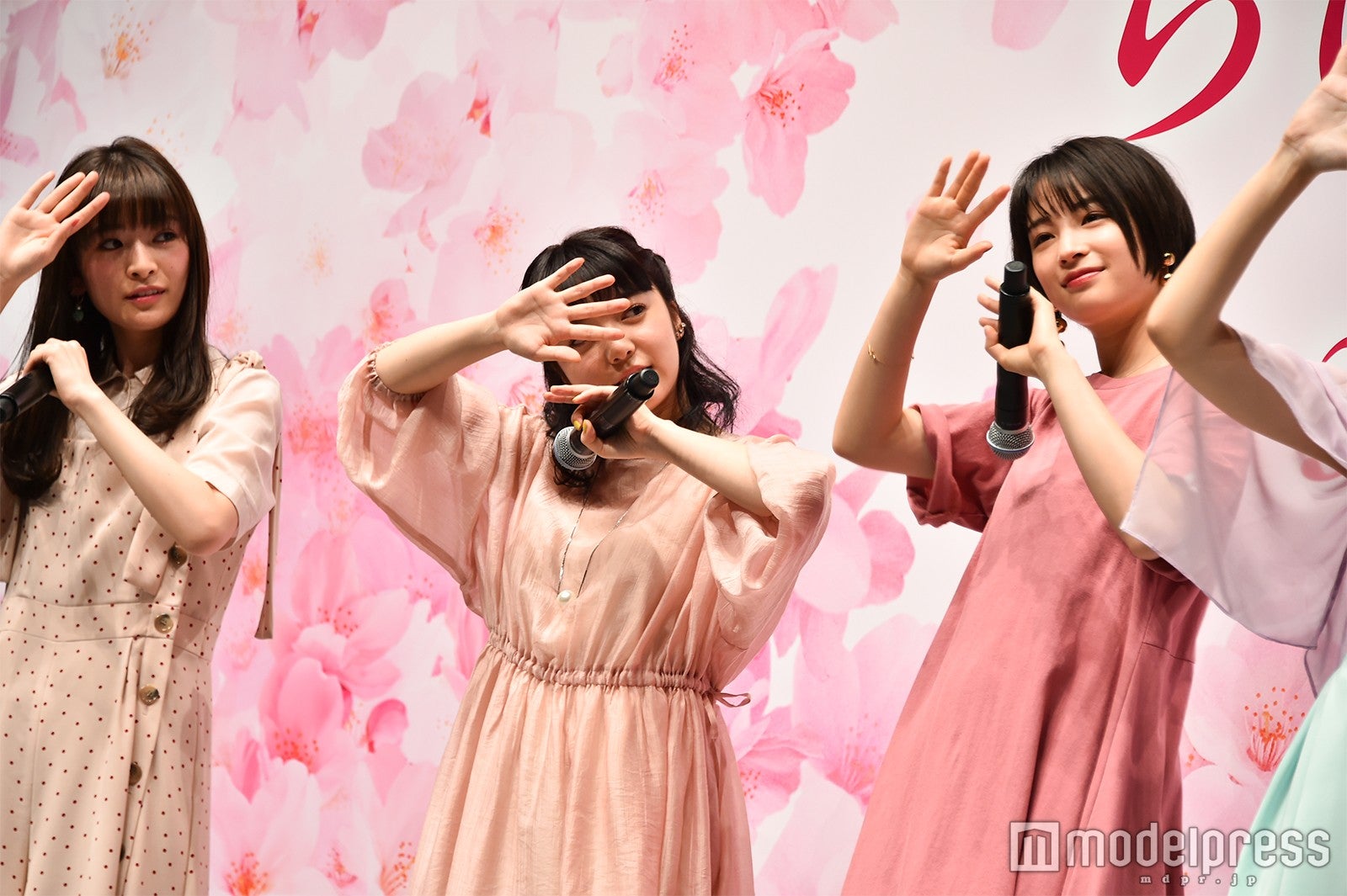 Perfume「無限未来」のダンスに挑戦する優希美青、上白石萌音、広瀬すず （C）モデルプレス