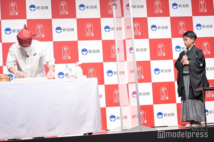 達人の手さばきに驚く市川新之助 (C)モデルプレス