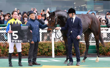 【松籟S】国枝師 手掛けた3冠牝馬アパパネの子・アマキヒでラストウイークV 温かく人馬たたえる「ずっとやってきた血統だし、望来もうまく乗ってくれた」