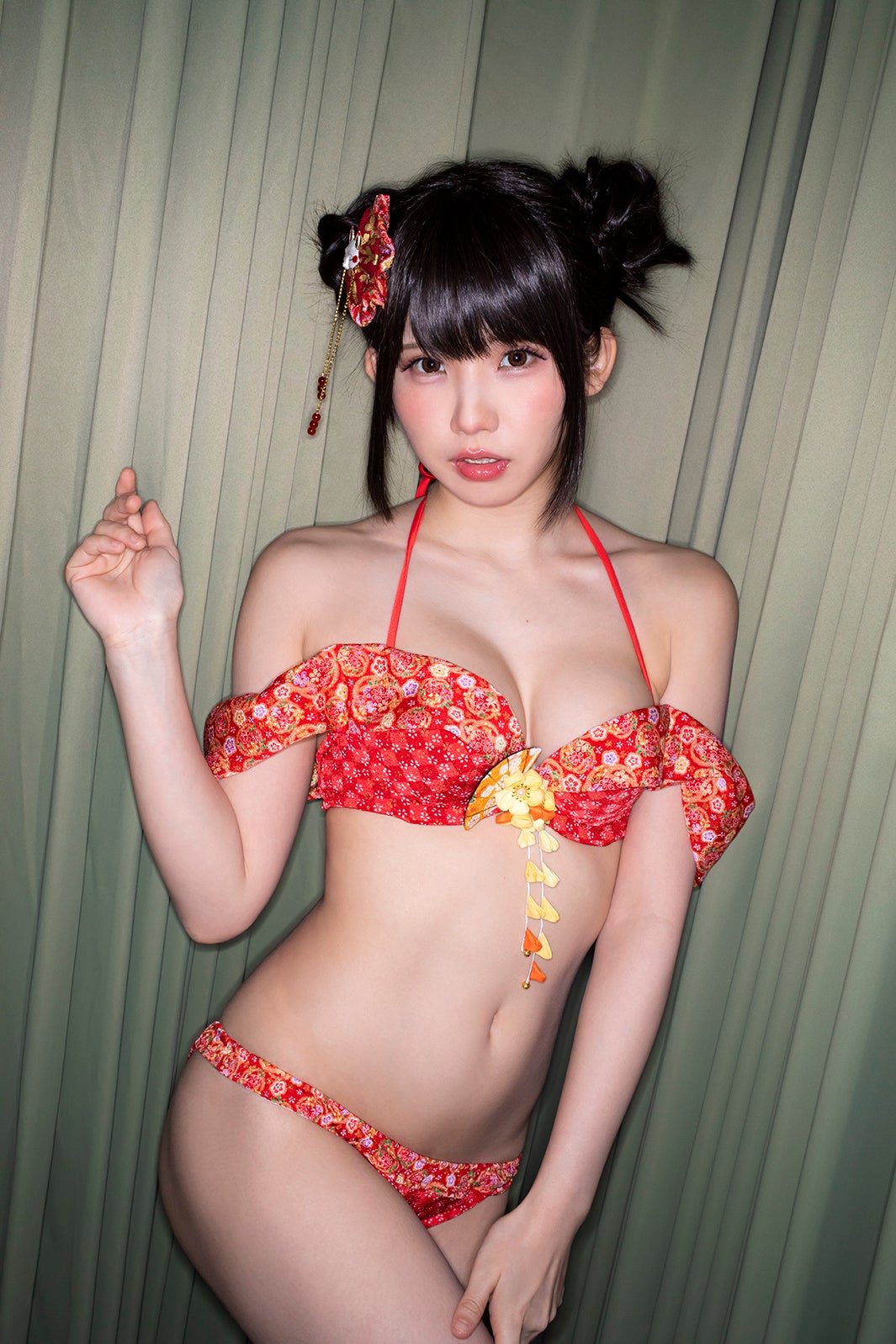 えなこ、お正月特別アザーカット公開　和水着で美バスト披露「GIRLS graph.」