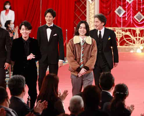 菅田将暉、ボア際立つベージュアウターでレッドカーペット 存在感放つ「今年もさすが」「攻めてる」の声<第45回日本アカデミー賞>