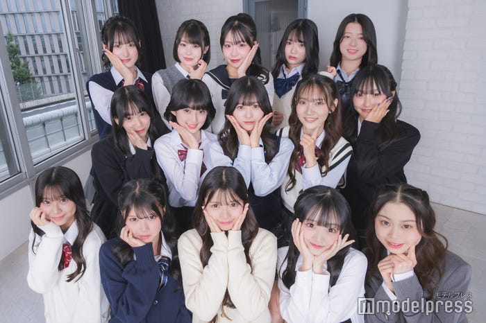 「女子高生ミスコン2025」ファイナリスト/(前列左から)ゆあきーさん、りあさん、なんりさん、ももにゃんさん、ここみさん(中央列左から)ゆりぼうさん、さらゆめさん、ゆなさん、じおんさん、みゆうさん(後列左から)ののかさん、佐藤やよさん、ゆめなさん、ももかさん、なぎささん(C)モデルプレス