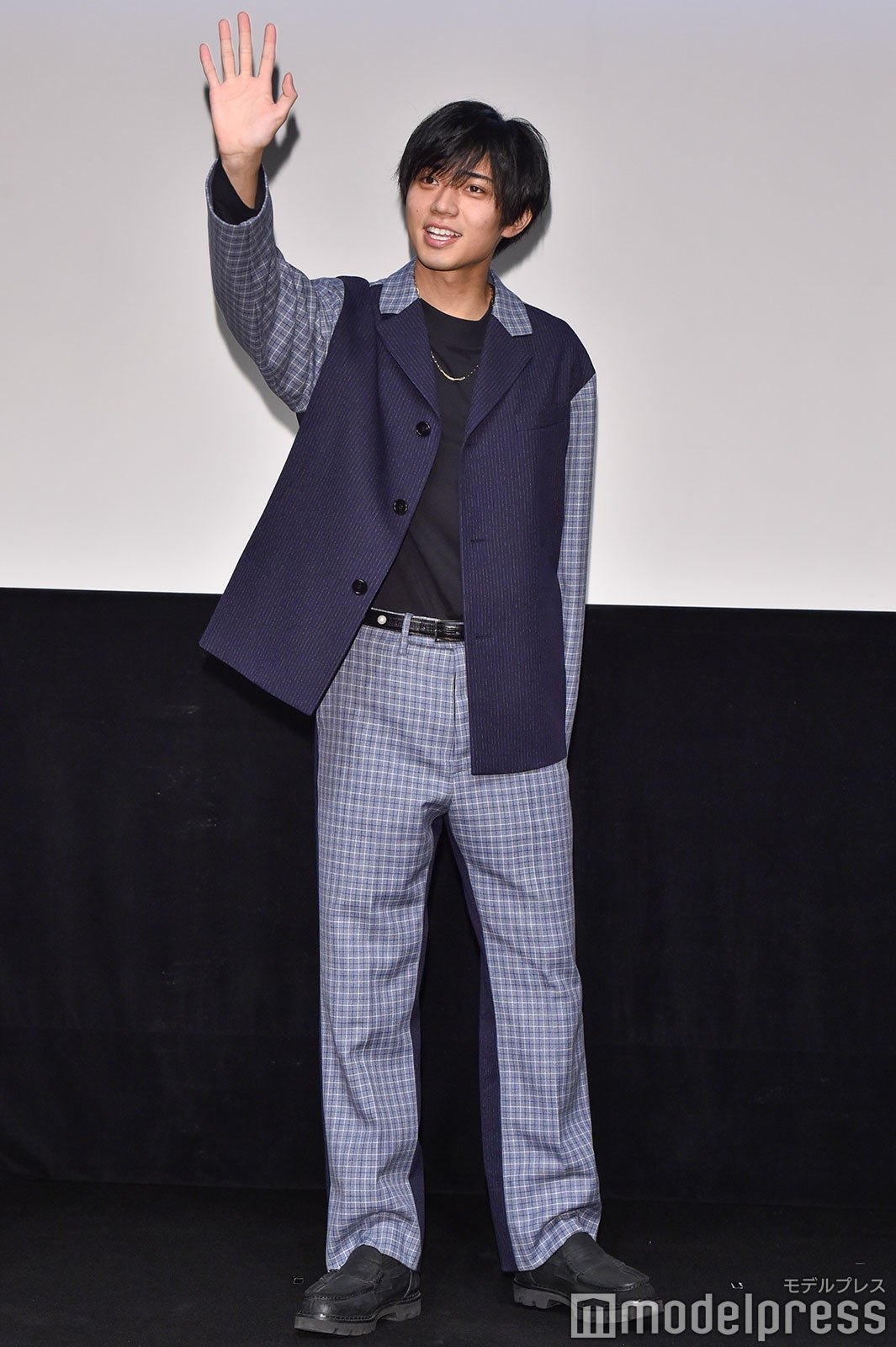 爽やかに手を振る永瀬廉 （C）モデルプレス