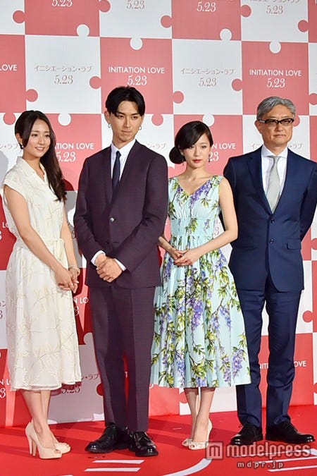 左から:木村文乃、松田翔太、前田敦子、堤幸彦監督