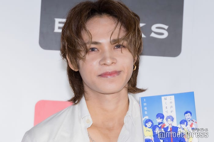ファンに「姿勢良すぎない?」と声を掛け和ます上田竜也(C)モデルプレス