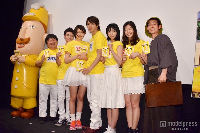 【左から】新潟県ゆるキャラ・レルヒさん、井口昇監督、森永悠希、大野いと、山田裕貴、入来茉里、山本愛莉、「カラテカ」の矢部太郎