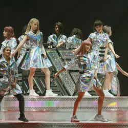 「E-girls LIVE TOUR 2016～E.G.SMILE～」（前列左より）YURINO、須田アンナ（後列左より）Aya、Ami、Erie、鷲尾伶菜／画像提供：avex