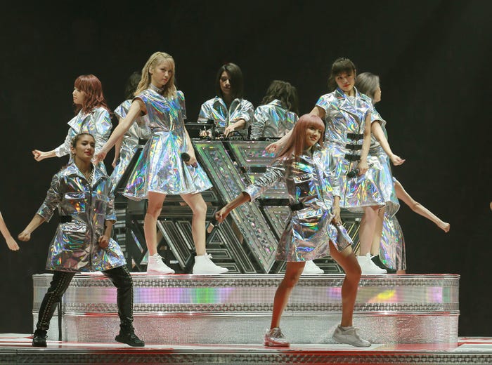 (前列左より)YURINO、須田アンナ(後列左より)Aya、Ami、Erie、鷲尾伶菜/画像提供:avex