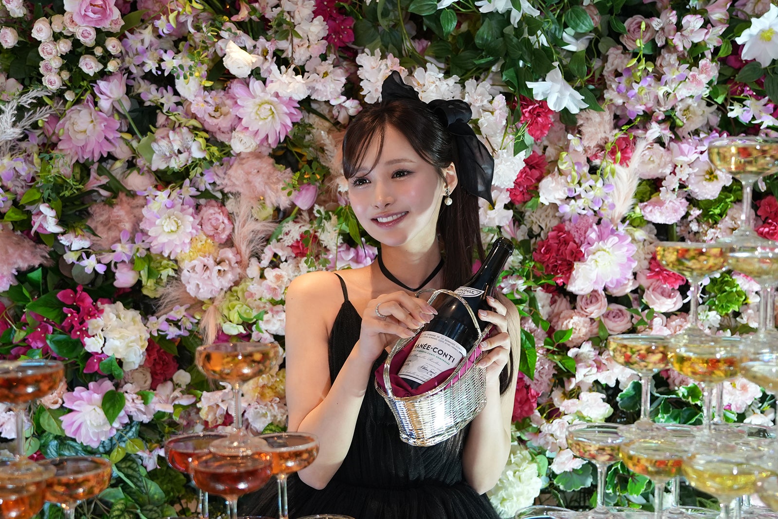 ブラックでドレスとヘアスタイルを統一したきほ（提供写真）