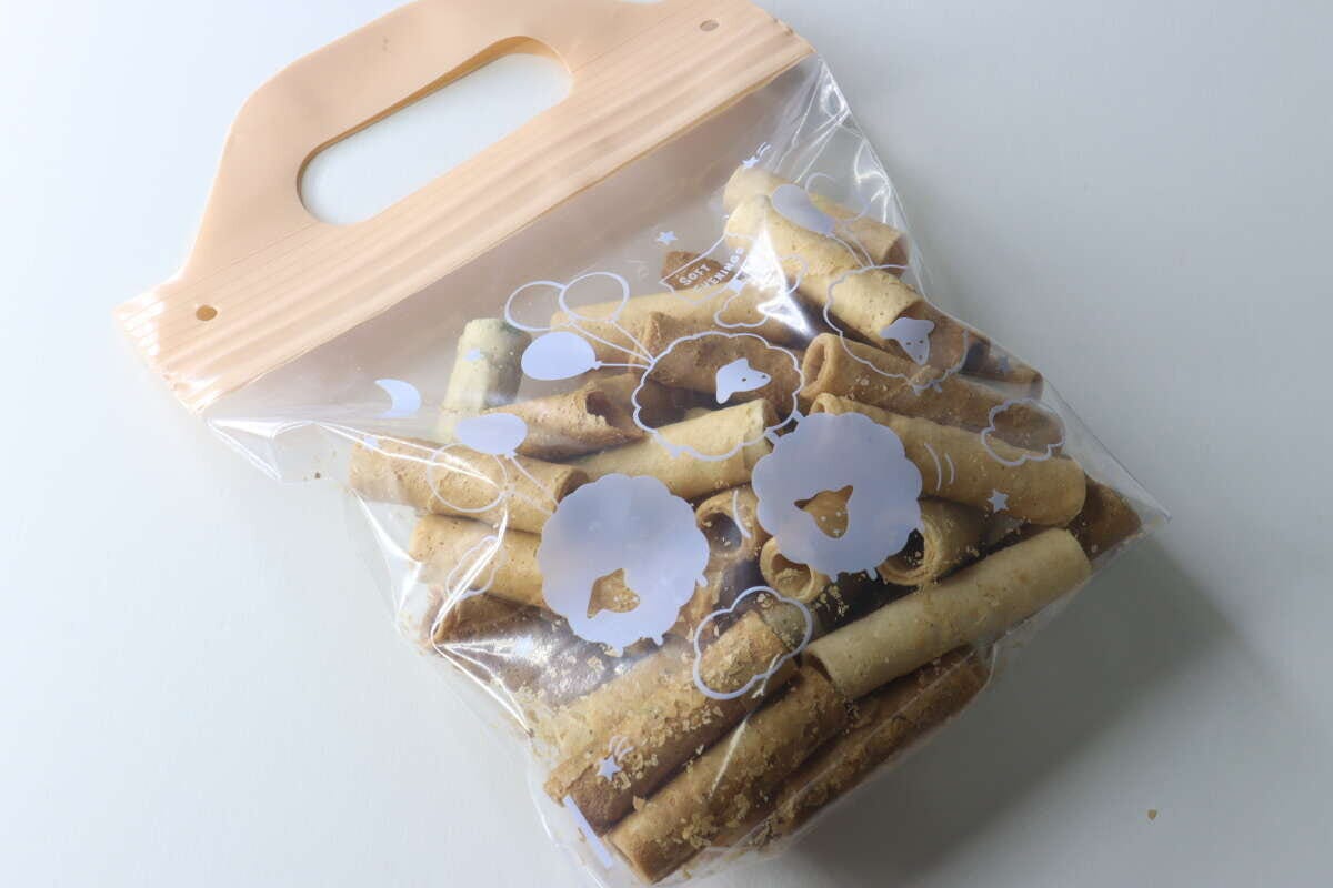 スナックバッグにお菓子をたっぷり詰めてジップを閉じた状態