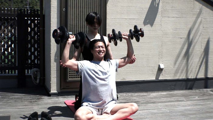 八木勇征、瀬口黎弥の筋トレをサポート/「The Usual Night いつもの夜」第7話より(C)ABCテレビ