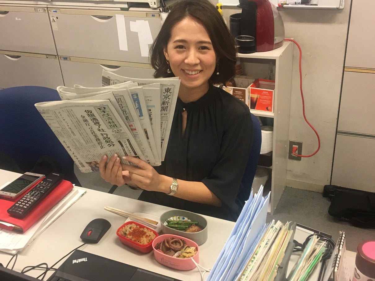 オンエアまでの時間は、報道センターのデスクで、新聞の夕刊を読んだり、調べ物。夕食も食べます。この日は、お弁当を作って持ってきました！（提供写真）